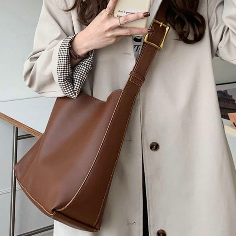 Women’s Structured Shoulder Bag with Multiple Compartments 6