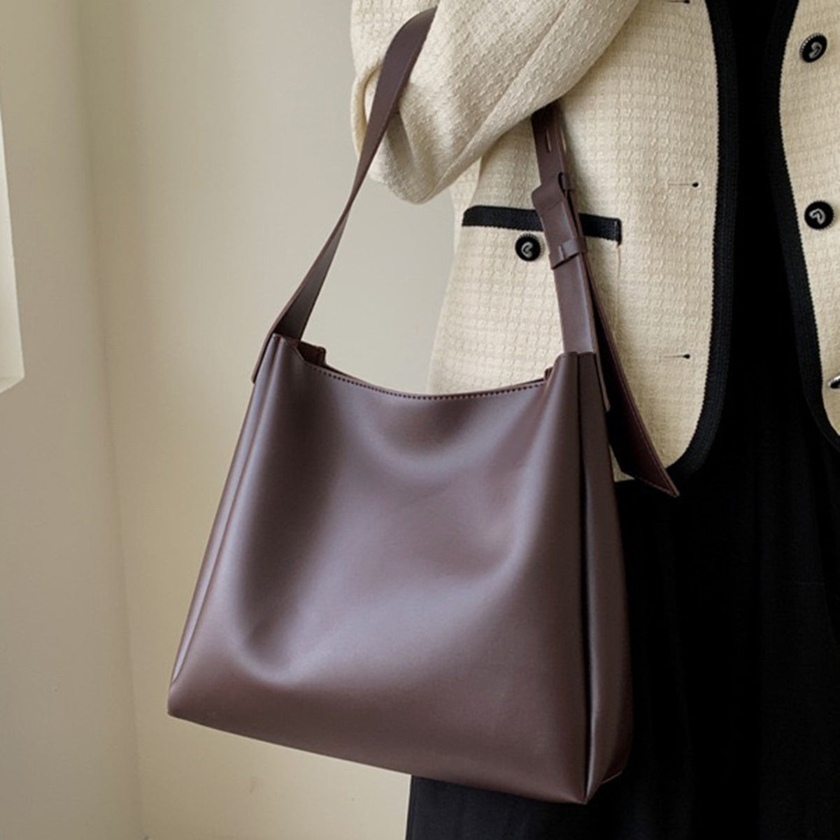 Women’s Structured Tote Bag with Interior Compartment 9
